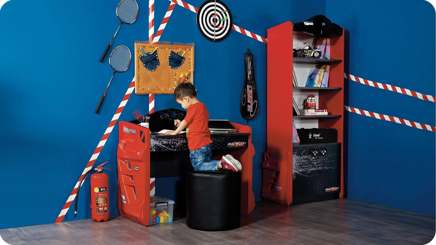 Komplettes „Racing“-Schlafzimmer mit rotem Ferrari-Bett.