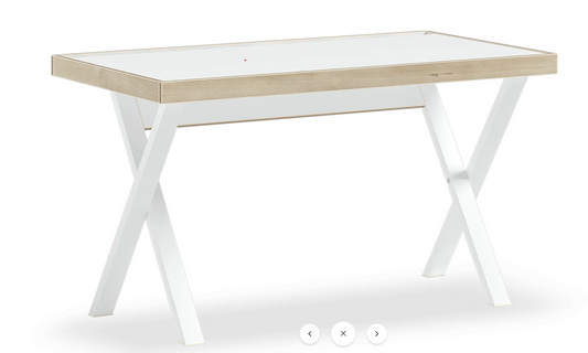 Junger weißer Schreibtisch