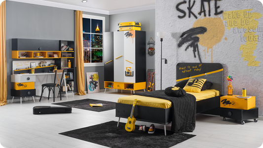 Komplettes Kinderzimmer „Skate“ im extravaganten und lustigen Stil in Schwarz, Gelb und Grau mit 3-türigem Kleiderschrank.