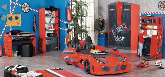 Komplettes „Racing“-Schlafzimmer mit rotem Ferrari-Bett.