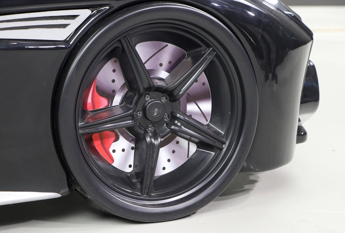Einzelbett in Form eines ASTON-Sportwagens in Schwarz, inklusive Matratze.