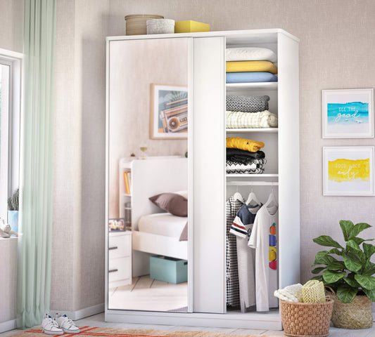 Kleiner weißer Schiebeschrank