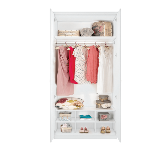 Innenregal des zweitürigen weißen Kleiderschranks