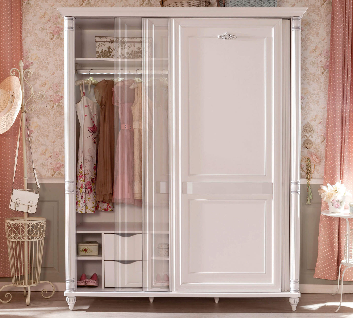 Romantischer Schiebeschrank