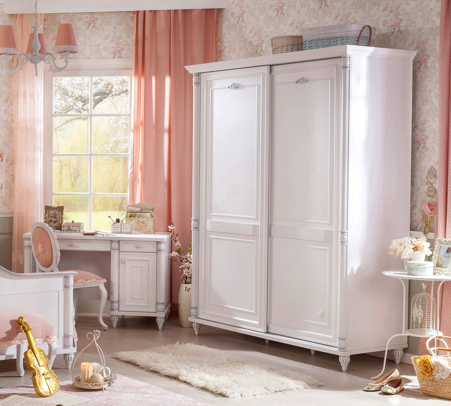 Romantischer Schiebeschrank