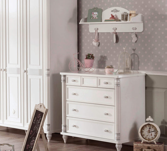 Romantisches Kleiderbügelregal