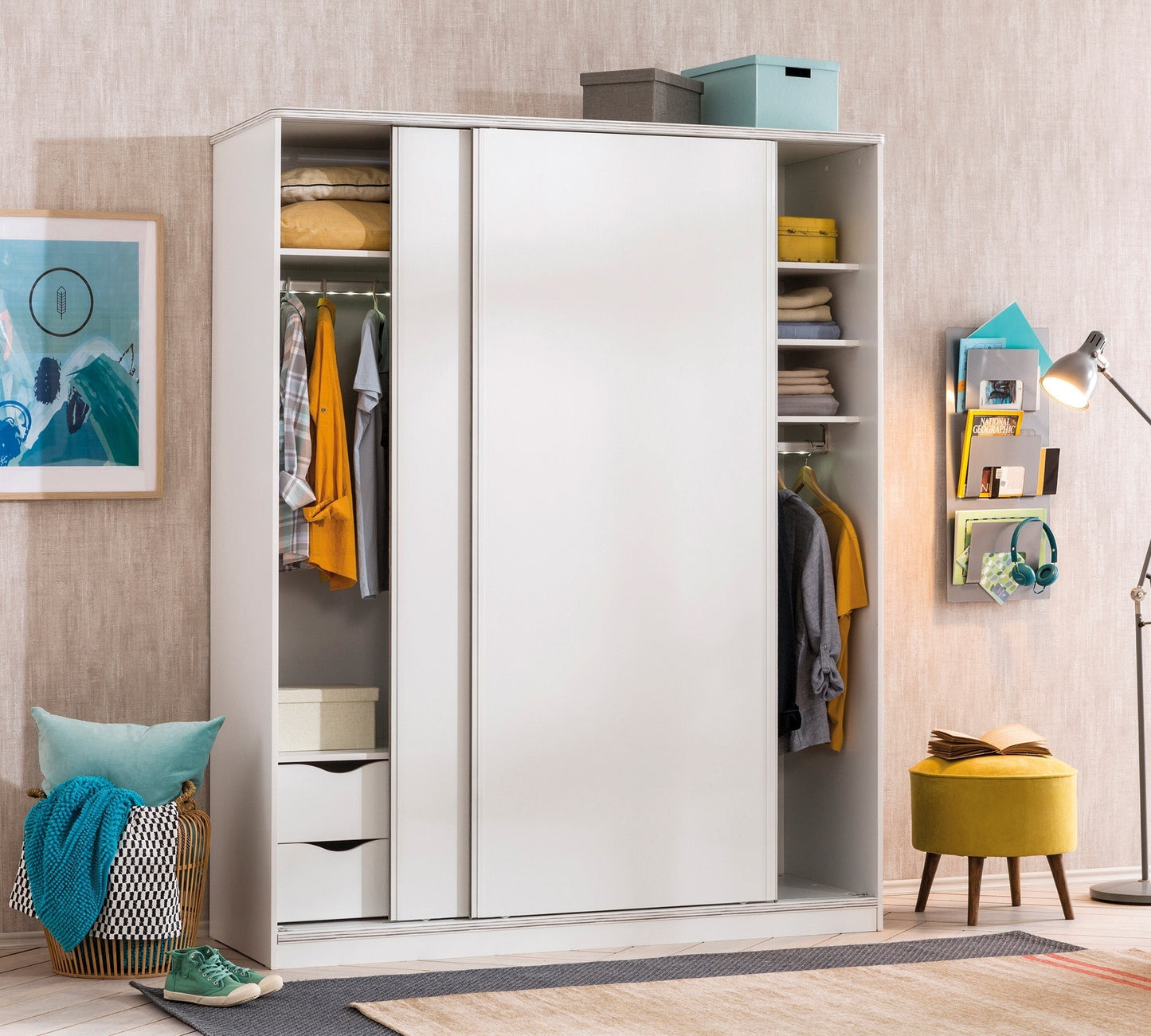 Weißer Schiebeschrank