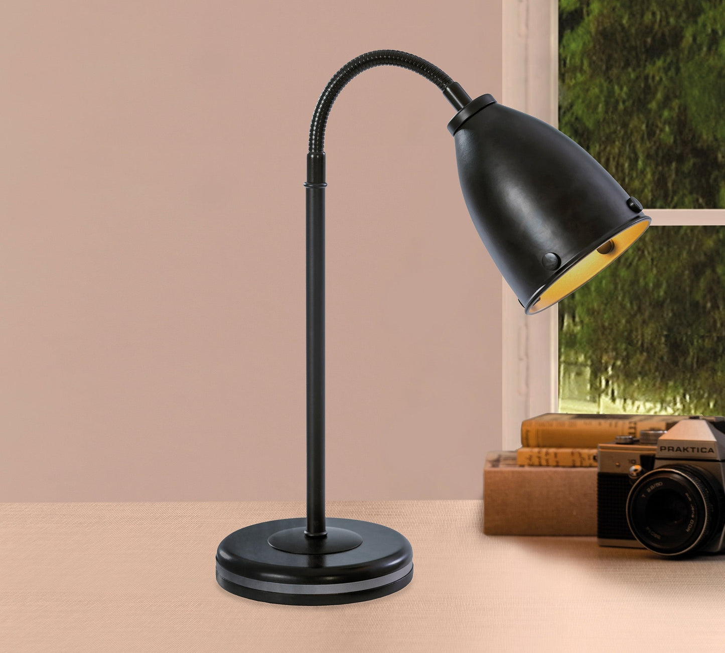 Dunkle Tischlampe
