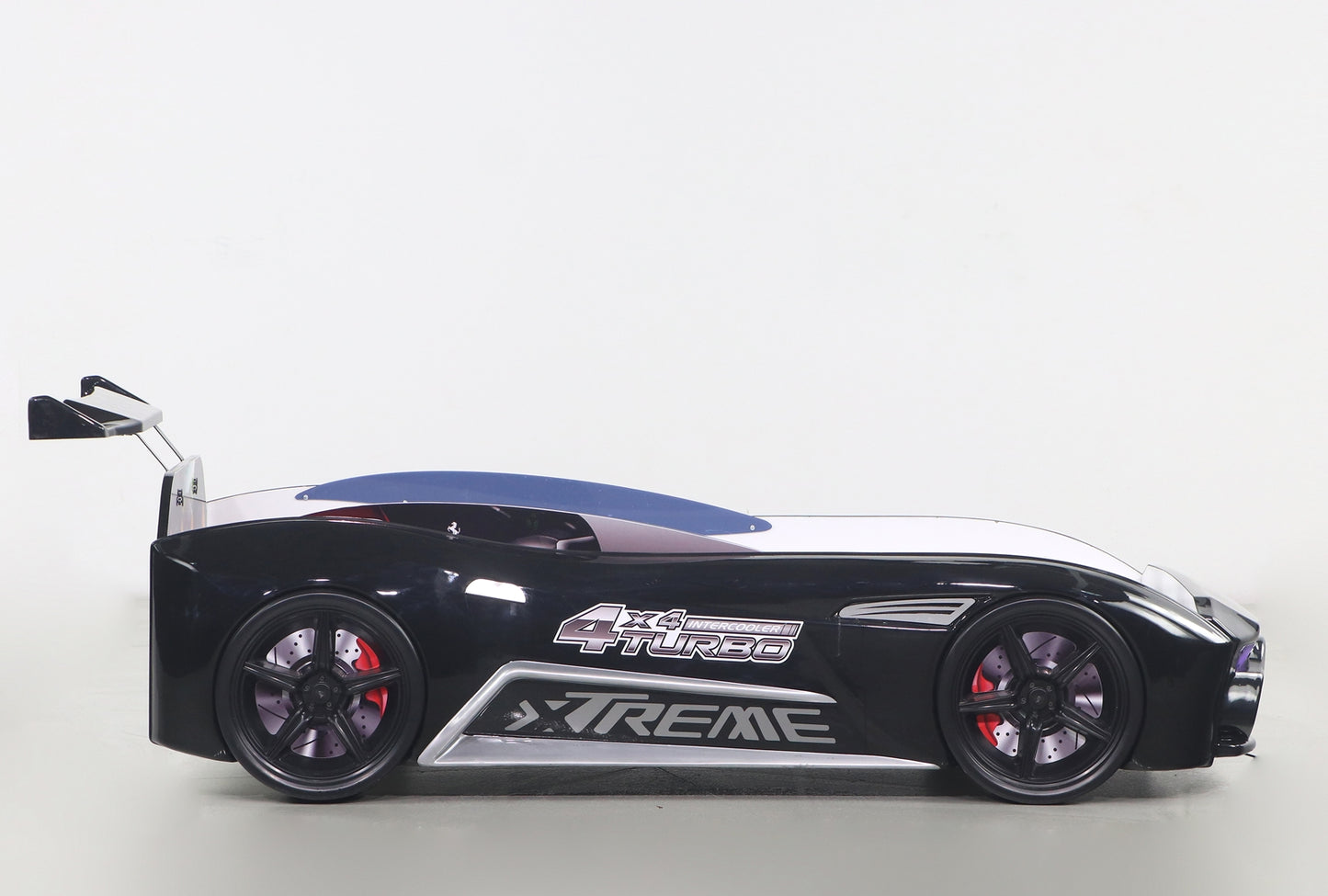 Einzelbett in Form eines ASTON-Sportwagens in Schwarz, inklusive Matratze.