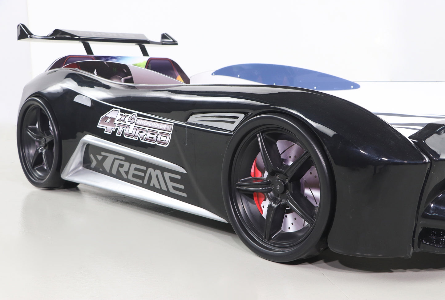 Einzelbett in Form eines ASTON-Sportwagens in Schwarz, inklusive Matratze.