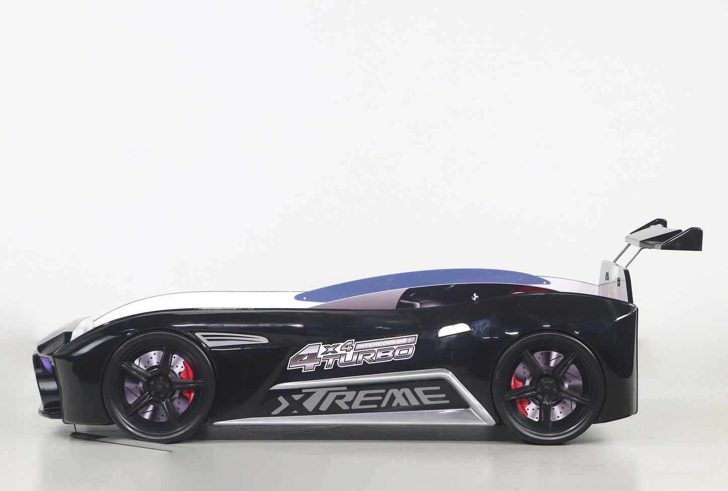 Einzelbett in Form eines ASTON-Sportwagens in Schwarz, inklusive Matratze.