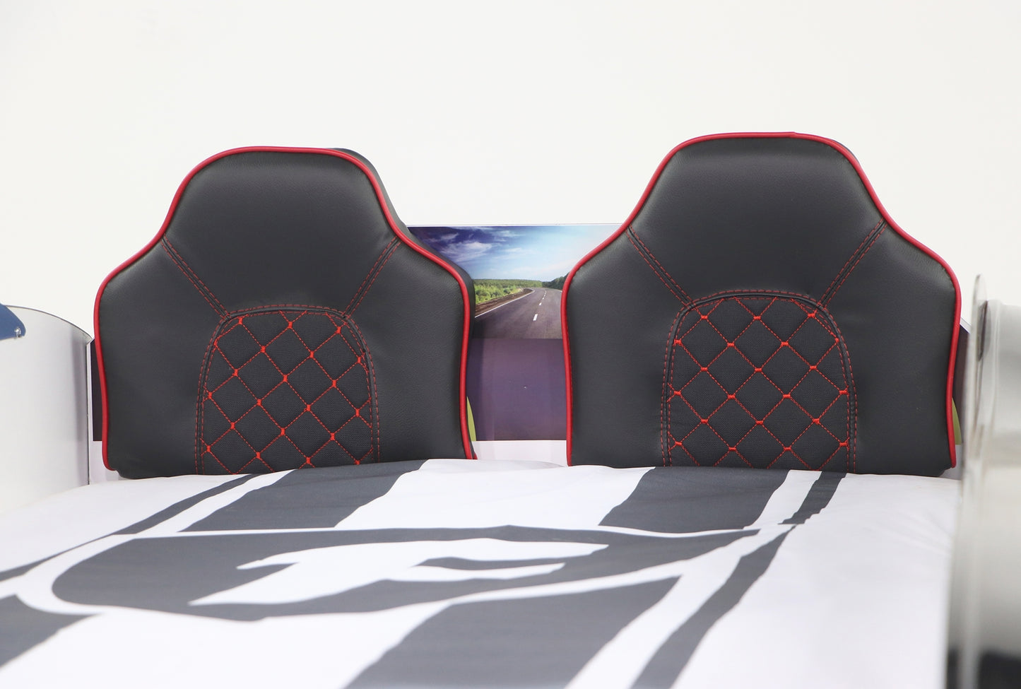 Einzelbett in Form eines ASTON-Sportwagens in Schwarz, inklusive Matratze.