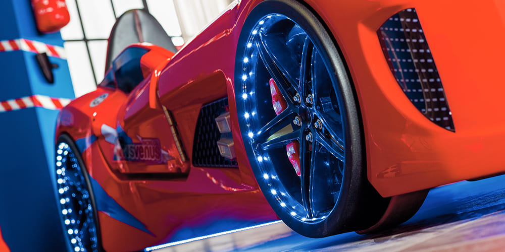 Komplettes „Racing“-Schlafzimmer mit rotem Ferrari-Bett.