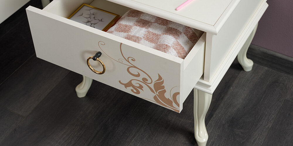 Komplettes Mädchenzimmer „New Alacati“ im romantischen Stil mit Einzelbett und dreitürigem Kleiderschrank.