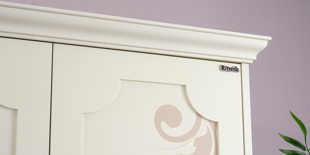 Komplettes Mädchenzimmer „New Alacati“ im romantischen Stil mit Einzelbett und dreitürigem Kleiderschrank.