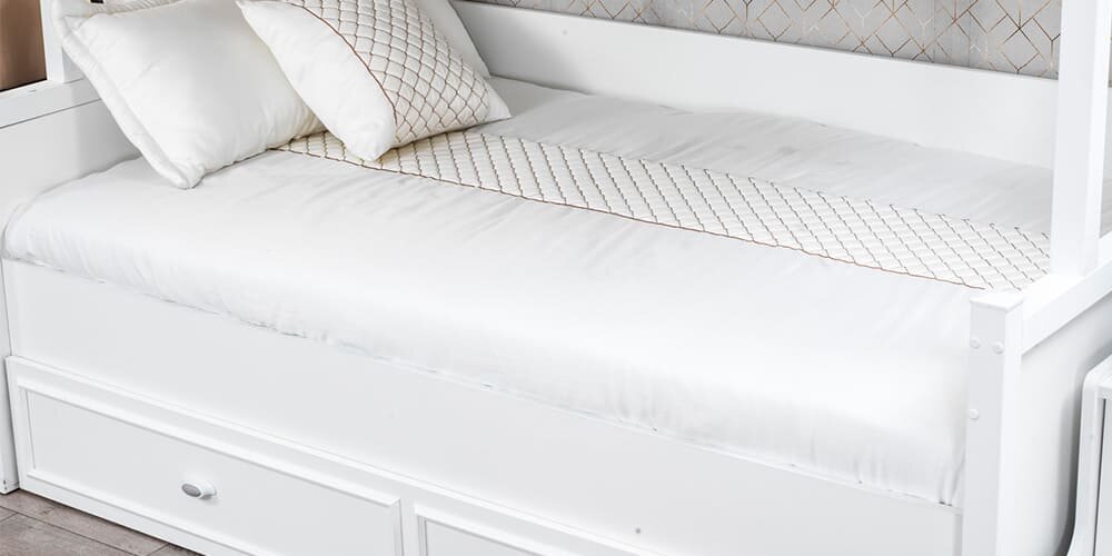 Komplettes Kinderzimmer „Angel“ mit klassischem weißen Kompakt-Etagenbett, funktional, platzsparend.