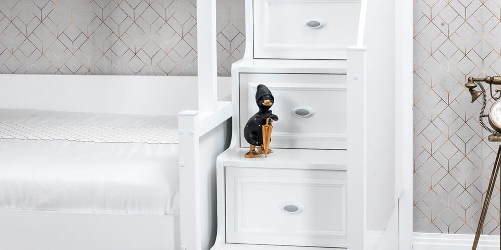 Komplettes Kinderzimmer „Angel“ mit klassischem weißen Kompakt-Etagenbett, funktional, platzsparend.