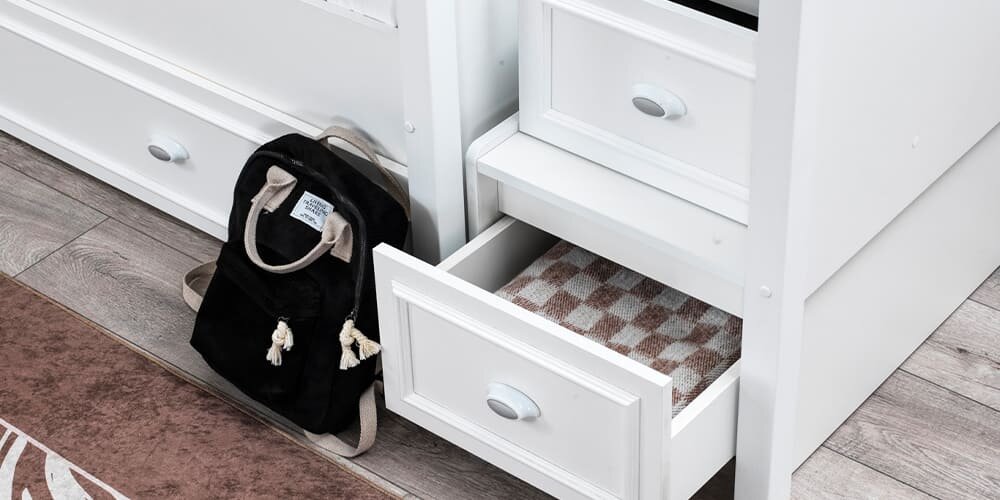 Komplettes Kinderzimmer „Angel“ mit klassischem weißen Kompakt-Etagenbett, funktional, platzsparend.