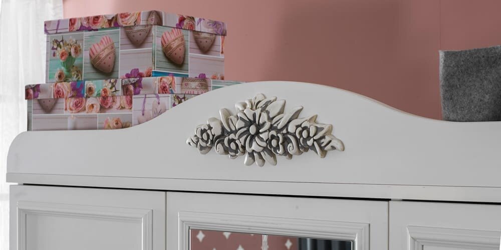 Weißes „Angel“-Babyzimmer für Mädchen mit Weiterentwicklungsbett.