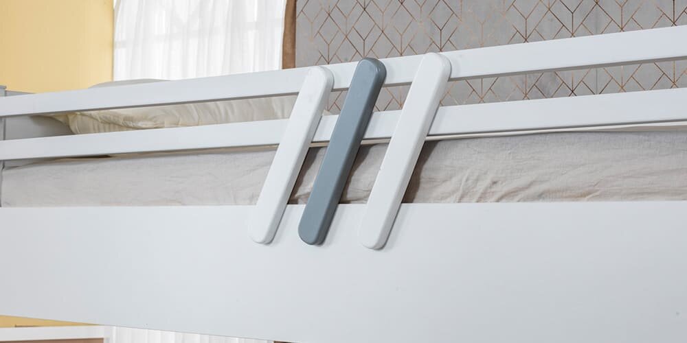 Komplettes Kinderzimmer „Angel“ mit klassischem weißen Kompakt-Etagenbett, funktional, platzsparend.
