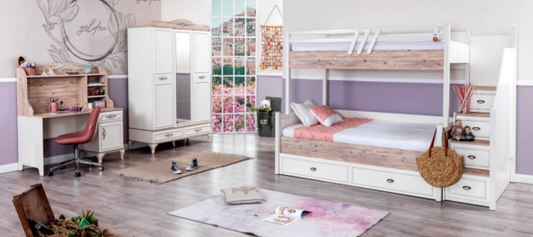 Komplettes Mädchenzimmer „Golden“ in Weiß und hellem Holz mit kompaktem Etagenbett.