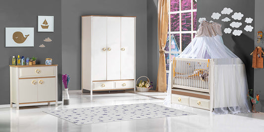 Cameretta da neonato con lettino con sbarre bianca e rovere chiaro