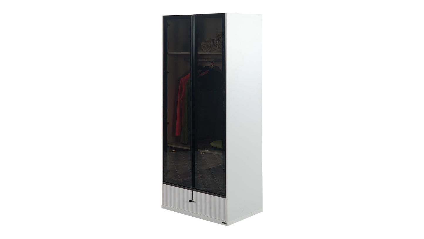 Komplettes „cooles“ Jungenschlafzimmer mit modernem Eckkleiderschrank in Schwarz und Weiß.