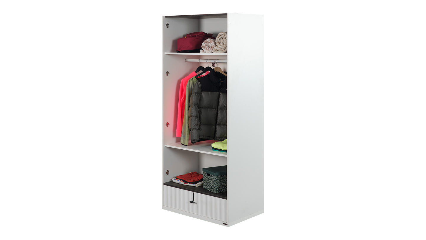 Komplettes „cooles“ Jungenschlafzimmer mit modernem Eckkleiderschrank in Schwarz und Weiß.