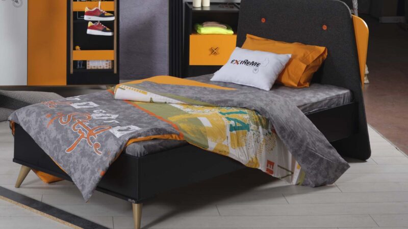 Komplettes Jungenschlafzimmer „Extreme“, moderner Streetstyle mit Extreme-Schriftzug in Hellgrau, Orange, Schwarz und Eiche.