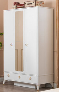 Complétez la chambre de fille « Conte de fées » avec un lit queen size aux détails blancs et dorés.