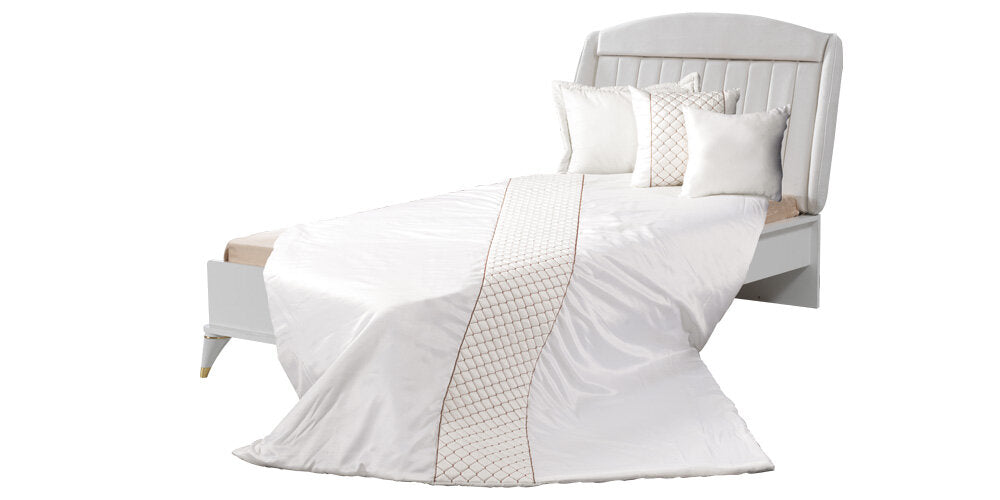Complétez la chambre de fille « Conte de fées » avec un lit queen size aux détails blancs et dorés.