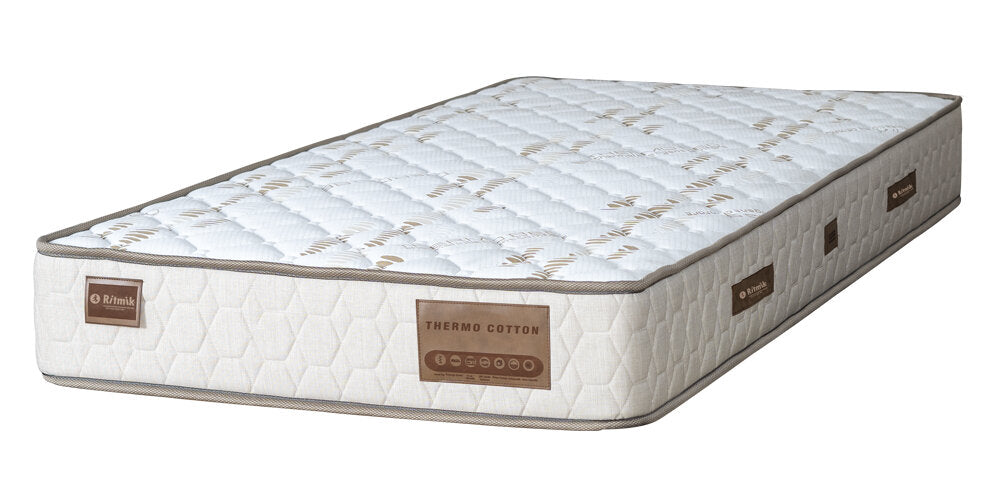 Complétez la chambre de fille « Conte de fées » avec un lit queen size aux détails blancs et dorés.