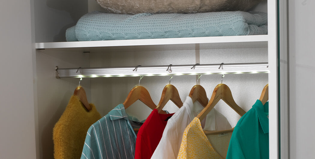Complétez la chambre de fille « Conte de fées » avec un lit queen size aux détails blancs et dorés.