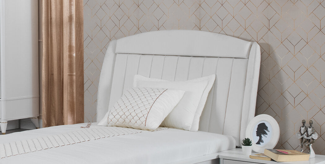 Complétez la chambre de fille « Conte de fées » avec un lit queen size aux détails blancs et dorés.