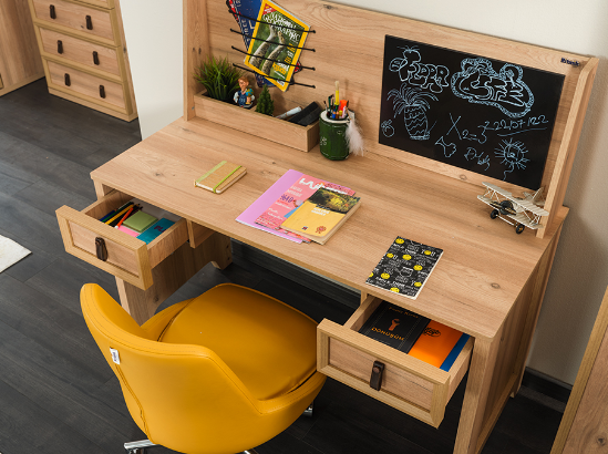 Komplettes Kinderzimmer „Flora“ im Berghüttenstil in hellem Holz.