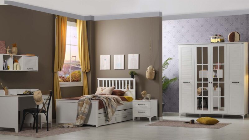 Komplettes Jungenschlafzimmer „Golf“, moderner Landhausstil, weiß mit viertürigem Kleiderschrank.