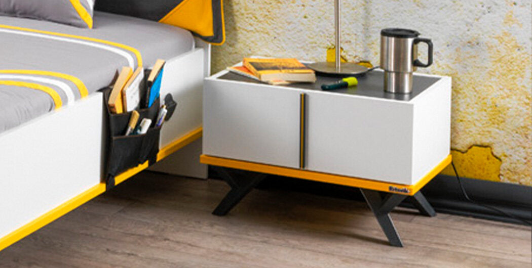 Komplettes Kinderzimmer „Halley“ im dynamischen Stil in Grau, Weiß, Gelb und Naturholz.