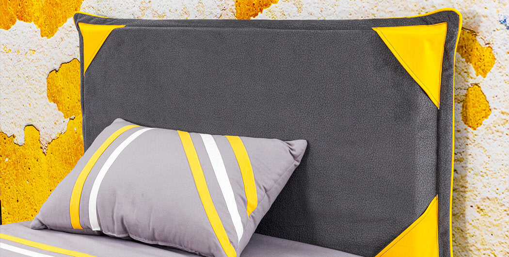 Komplettes Kinderzimmer „Halley“ im dynamischen Stil in Grau, Weiß, Gelb und Naturholz.