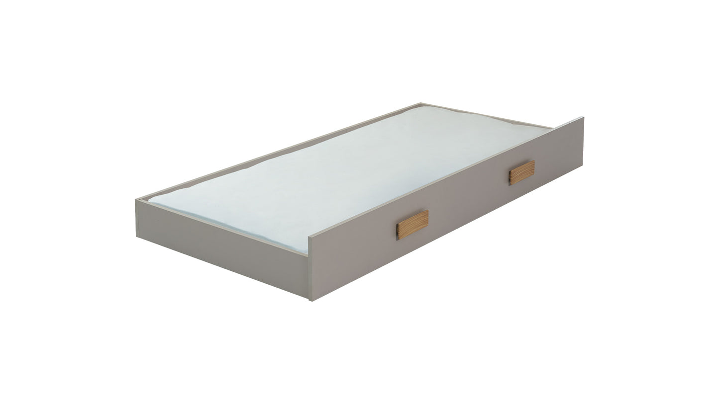Komplettes Kinderzimmer „Huga“ im linearen und funktionalen Stil in Naturholz und Beige.