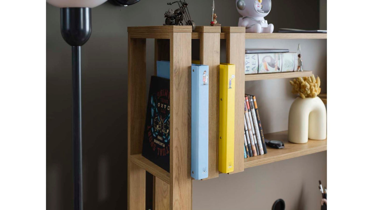 Komplettes Kinderzimmer „Huga“ im linearen und funktionalen Stil in Naturholz und Beige.