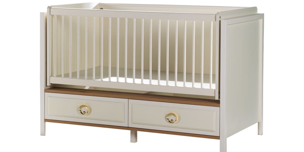 Neugeborenenschlafzimmer mit Kinderbett mit weißen und hellen Eichenstäben