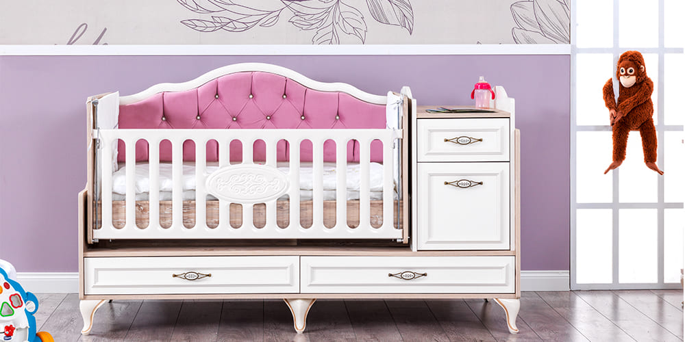 Chambre bébé fille blanche style classique avec lit évolutif