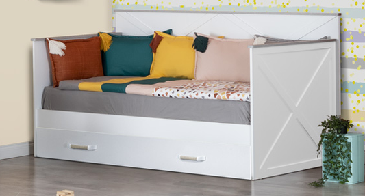 Komplettes Kinderzimmer „Lima“ mit Schlafsofa in Weiß.