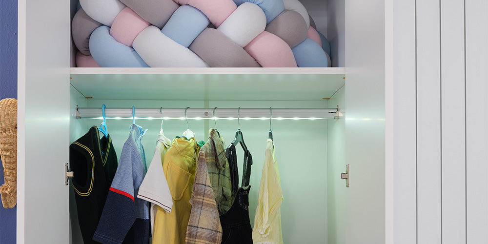 Cameretta Montessori "Luka" bianca e grigia con letto a casetta.