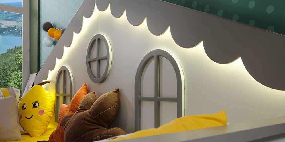 Komplettes Kinderzimmer „My Way Monterossi“ mit weißem und grauem Hausbett.
