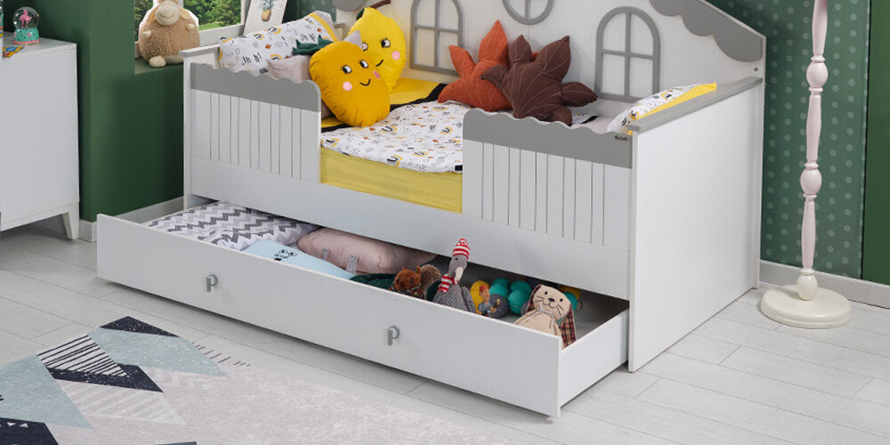 Komplettes Kinderzimmer „My Way Monterossi“ mit weißem und grauem Hausbett.