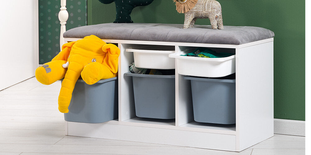 Komplettes Kinderzimmer „My Way Monterossi“ mit weißem und grauem Hausbett.