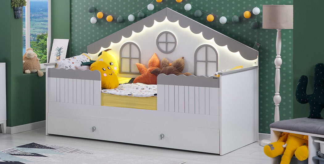 Komplettes Kinderzimmer „My Way Monterossi“ mit weißem und grauem Hausbett.
