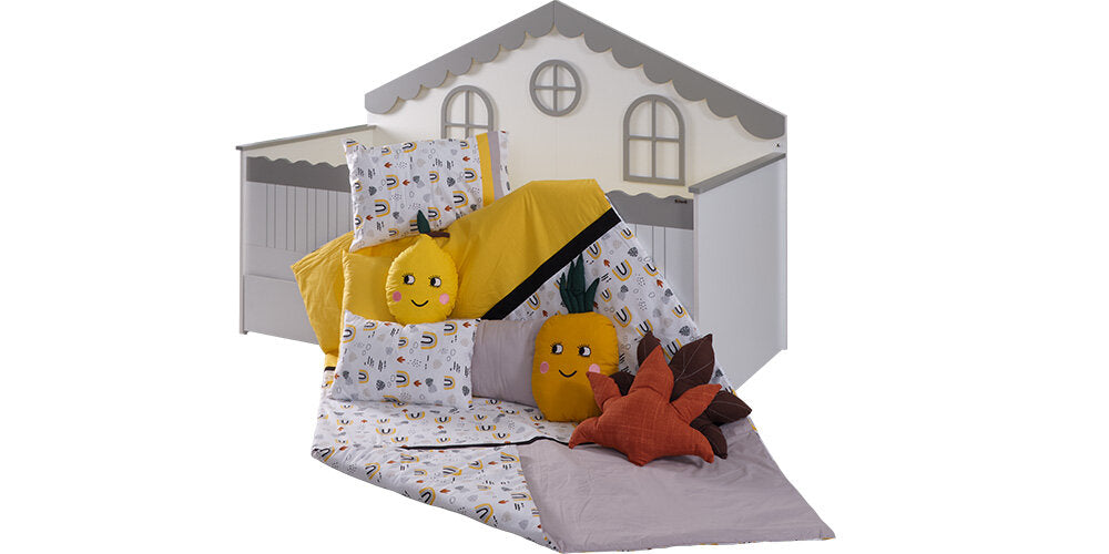 Komplettes Kinderzimmer „My Way Monterossi“ mit weißem und grauem Hausbett.
