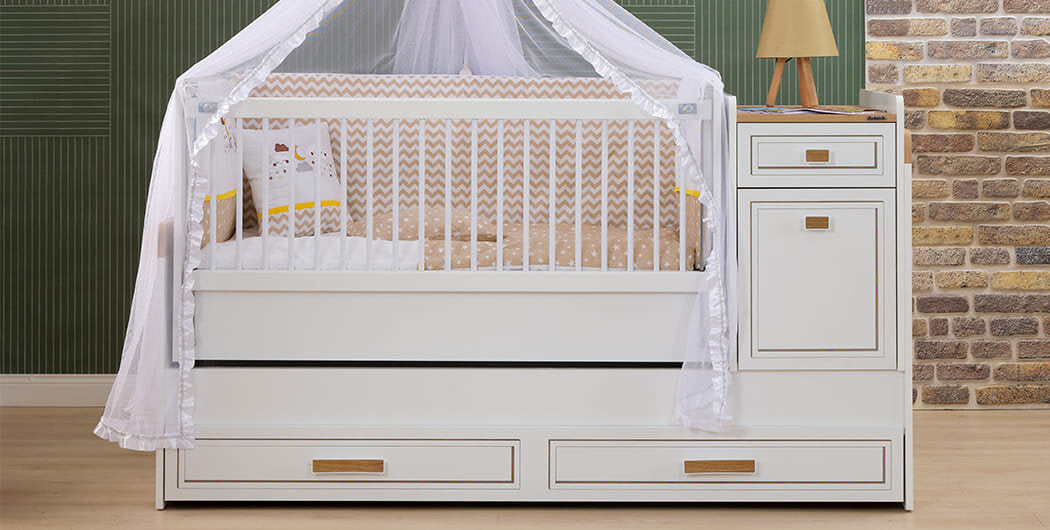 Cameretta da neonata/o "Rixos" bianca e color legno stile classico con letto evolutivo.